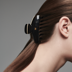 BalmainHair_Accessories_Pince_à_Cheveux_Medium_BlackWhite_HJ_CA_PIN_M_BW_Model_02_LR.png